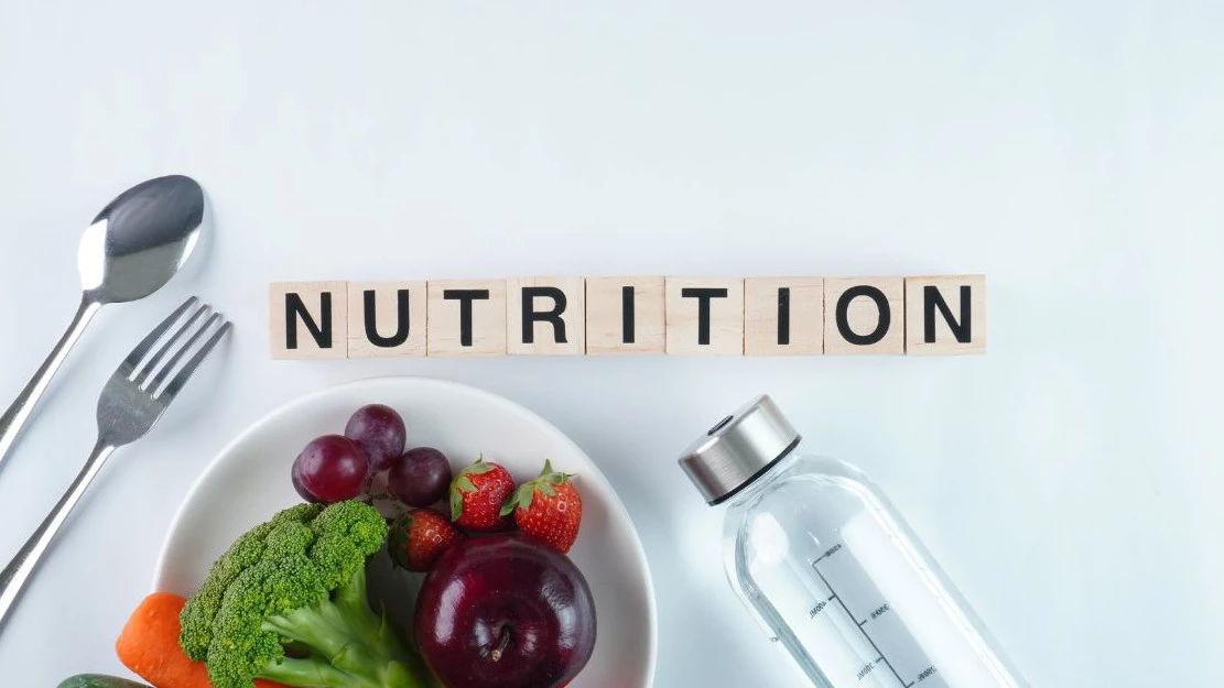 Nutrition écrit au centre et nourriture saine autour