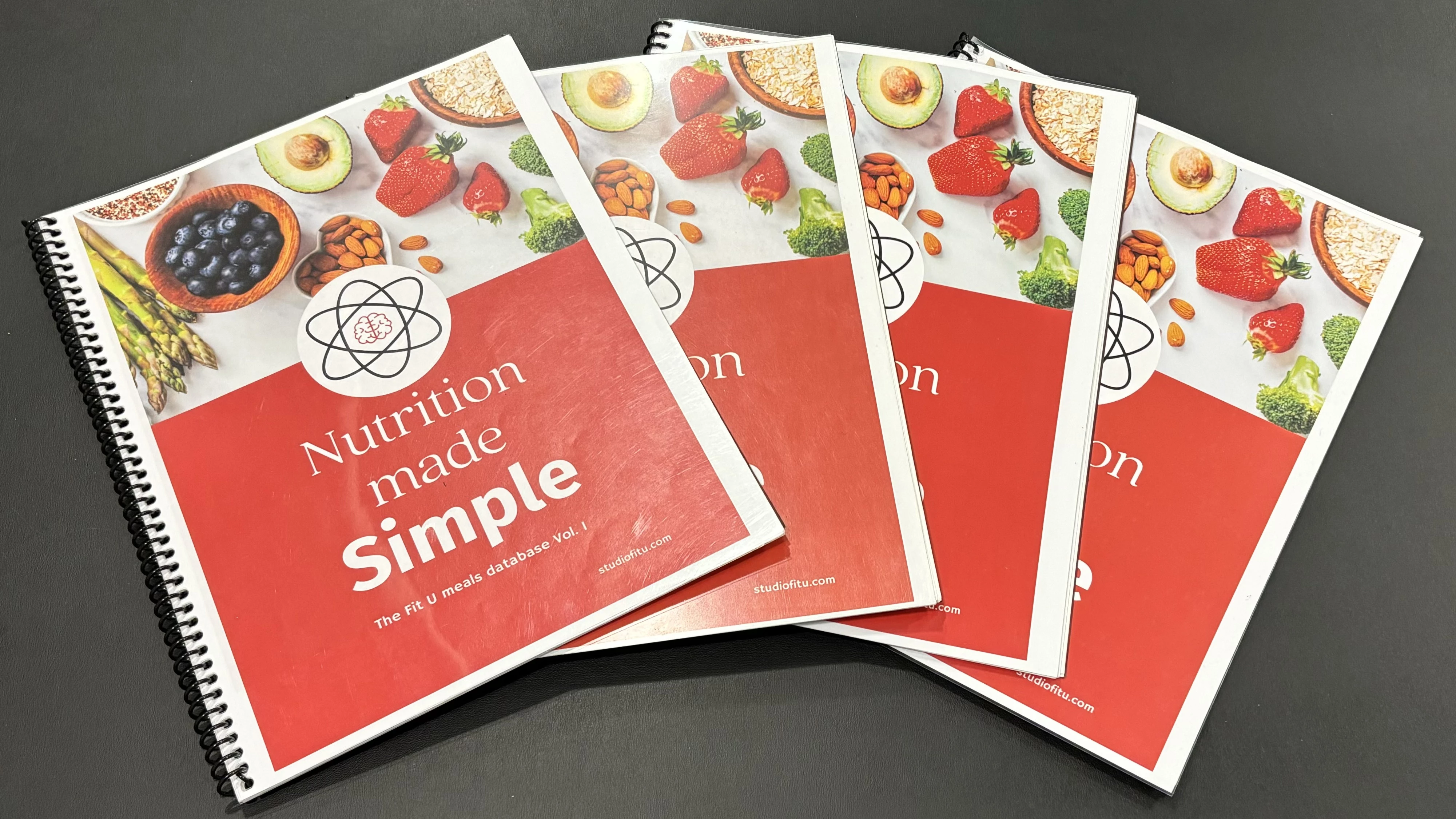 Guide nutritionnel 'Nutrition Made Simple' de Studio Fit U, offrant des conseils clairs sur comment faire les bons choix nutritionnels, incluant des informations sur les Macronutriments et des exemples de plans de repas pour une alimentation équilibrée.