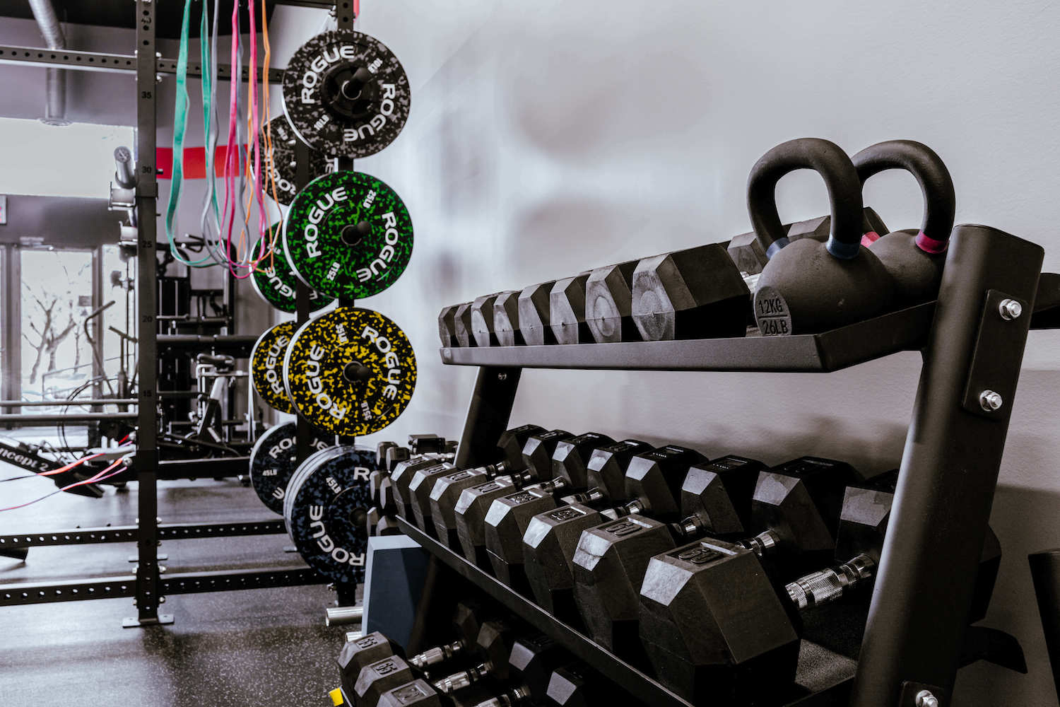 Équipements modernes de Studio Fit U dans notre gym privé à Montréal, montrant une variété d'appareils de haute qualité pour entraînement privé, adaptés à la perte de poids et au renforcement musculaire.