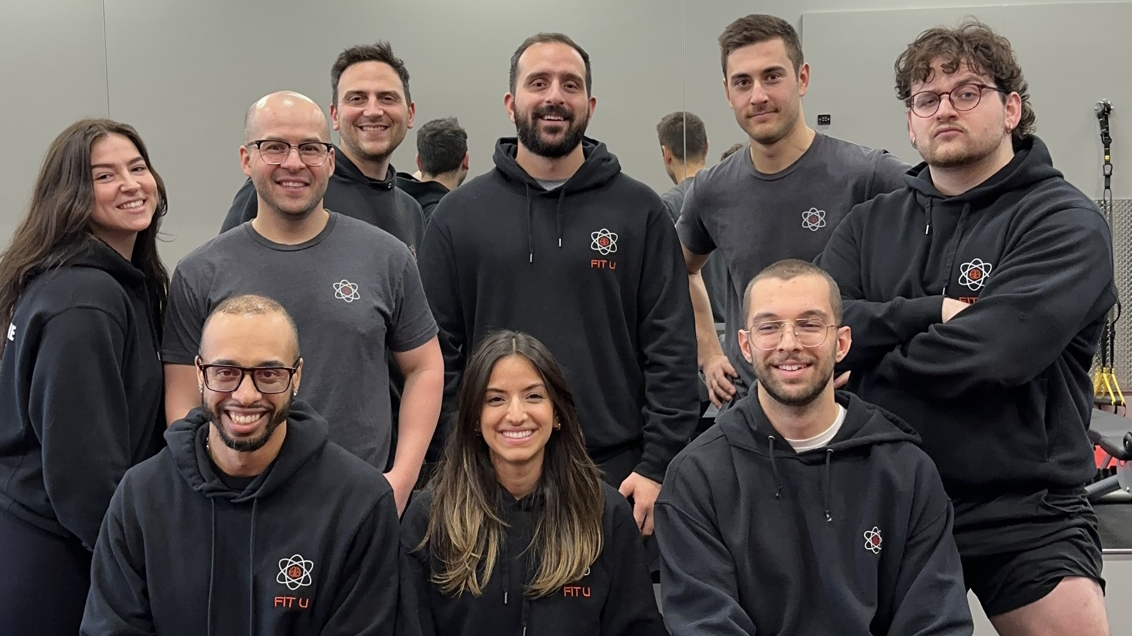 Studio Fit U compte une équipe d'entraîneurs personnels d'élite dédiés à guider les clients dans un voyage d'autonomisation physique et mentale. Des passionnés de musculation aux aficionados du cardio, chaque entraîneur personnel de Studio Fit U apporte un mélange unique d'expertise, de passion et d'engagement pour aider les clients à atteindre leurs objectifs de remise en forme. Découvrons les profils de certains des meilleurs entraîneurs personnels de Montréal qui considèrent Studio Fit U comme leur foyer :