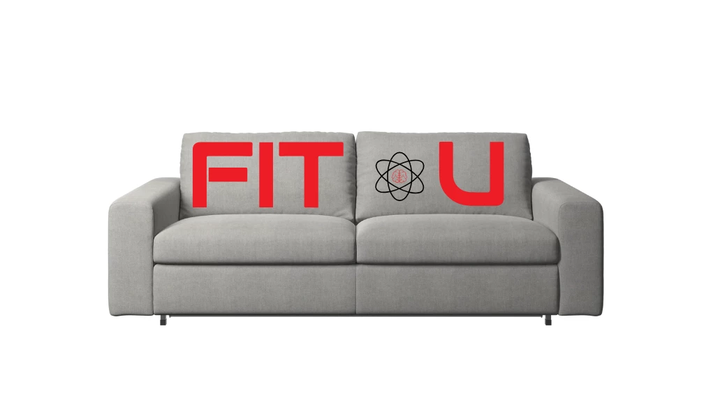 Sofa avec "Fit U" écrit dessus