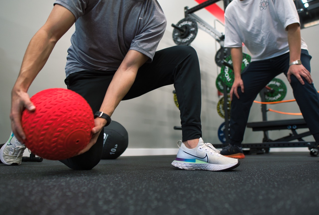 Studio Fit U client following a hybrid training program in Montreal, merging the expertise of a private trainer and the flexibility of local workouts to maximize weight loss and muscle gain results.