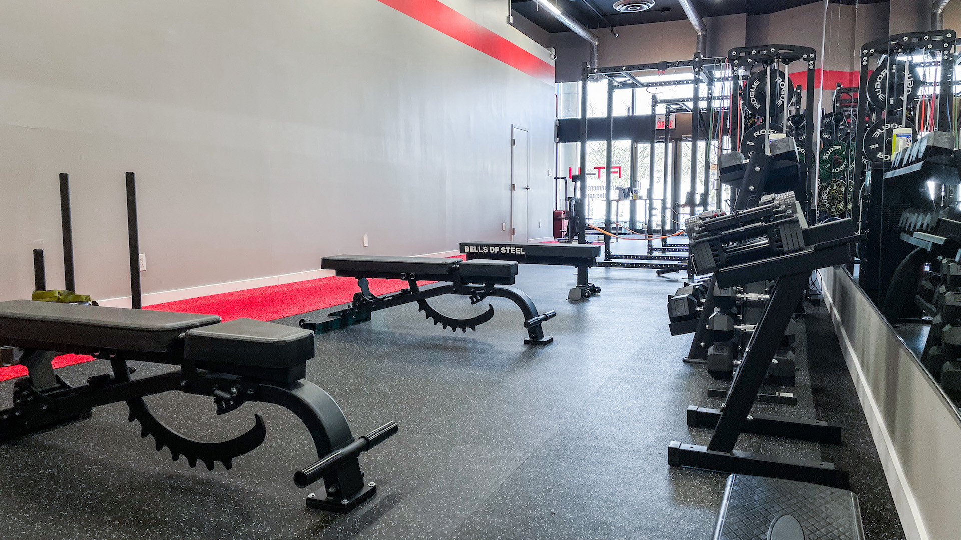 Vue intérieure de Studio Fit U, un gym privé à Montréal, illustrant un environnement d'entraînement professionnel équipé de matériel moderne pour optimiser les séances d'entraînement personnalisées.