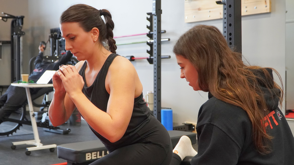 Our coaches are exercise experts. They will help you achieve your goals. They can also help you make better food choices. Our private trainers work in the Notre-Dame-de-Grâce area!

Whether you have a chronic condition, want to lose weight / gain mass or want to recover from an injury, our kinesiologists are there for you.

*Insurance receipts available upon request
